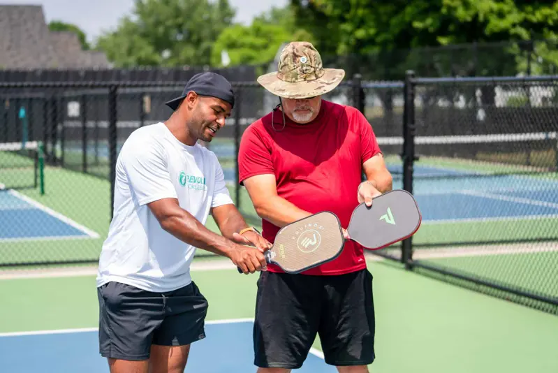 Démonstration de service au pickleball lors d'une session à La Jonction, Genève